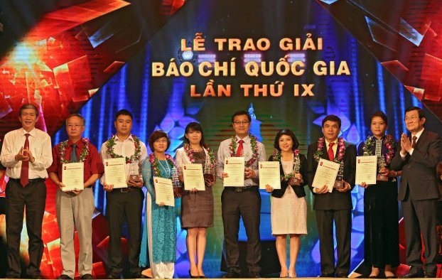 2.	Chủ tịch nước Trương Tấn Sang trao giải cho các tác giả có tác phẩm báo chí đạt giải A
